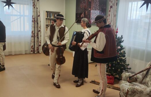 Folklórní vystoupení rodinné skupiny z Oravy v SeniorCentru Modřice